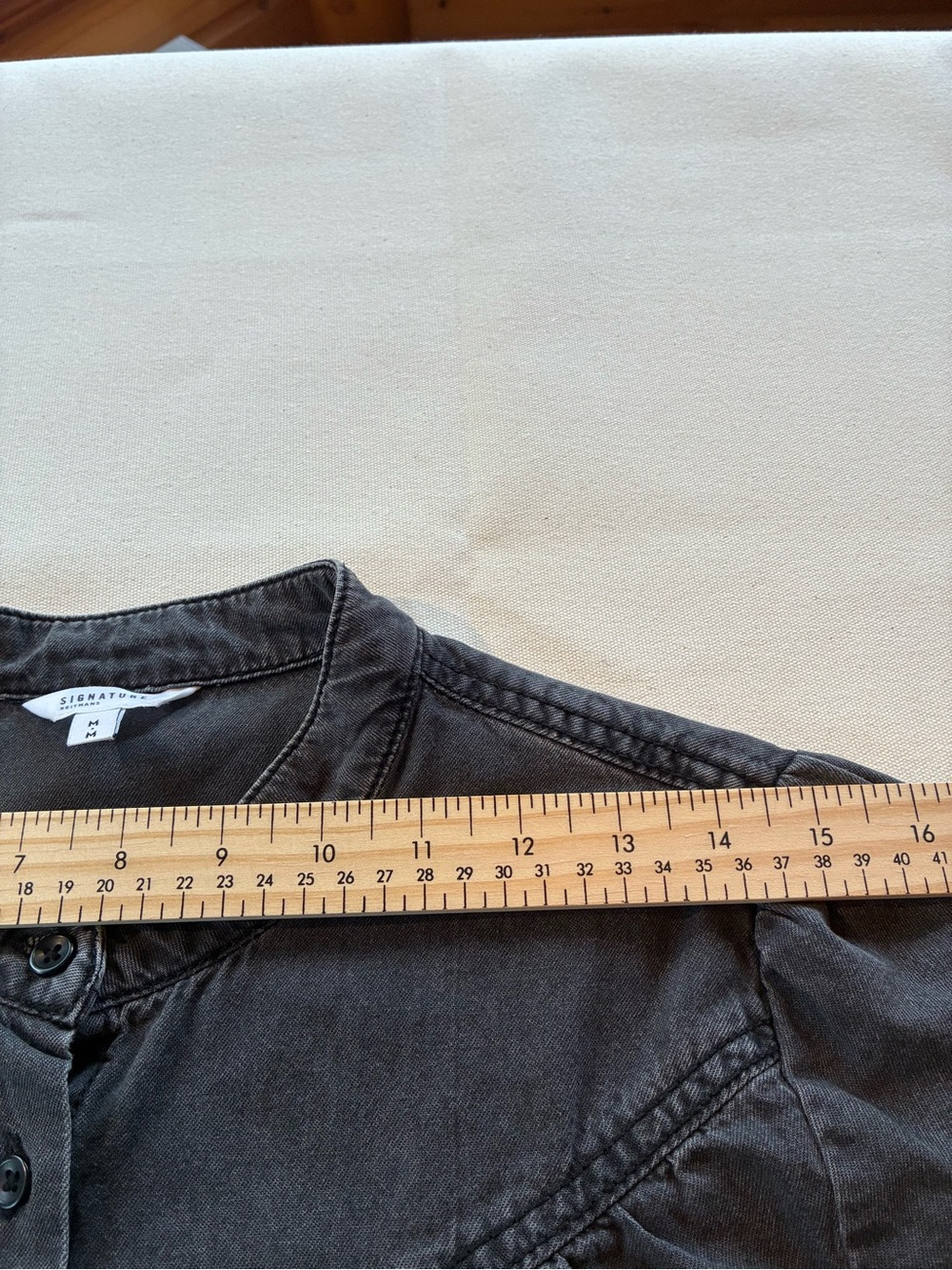 Washed Charcoal Denim Button-Front Blouse with Band Collar M Reitmans - Picture 4 of 9